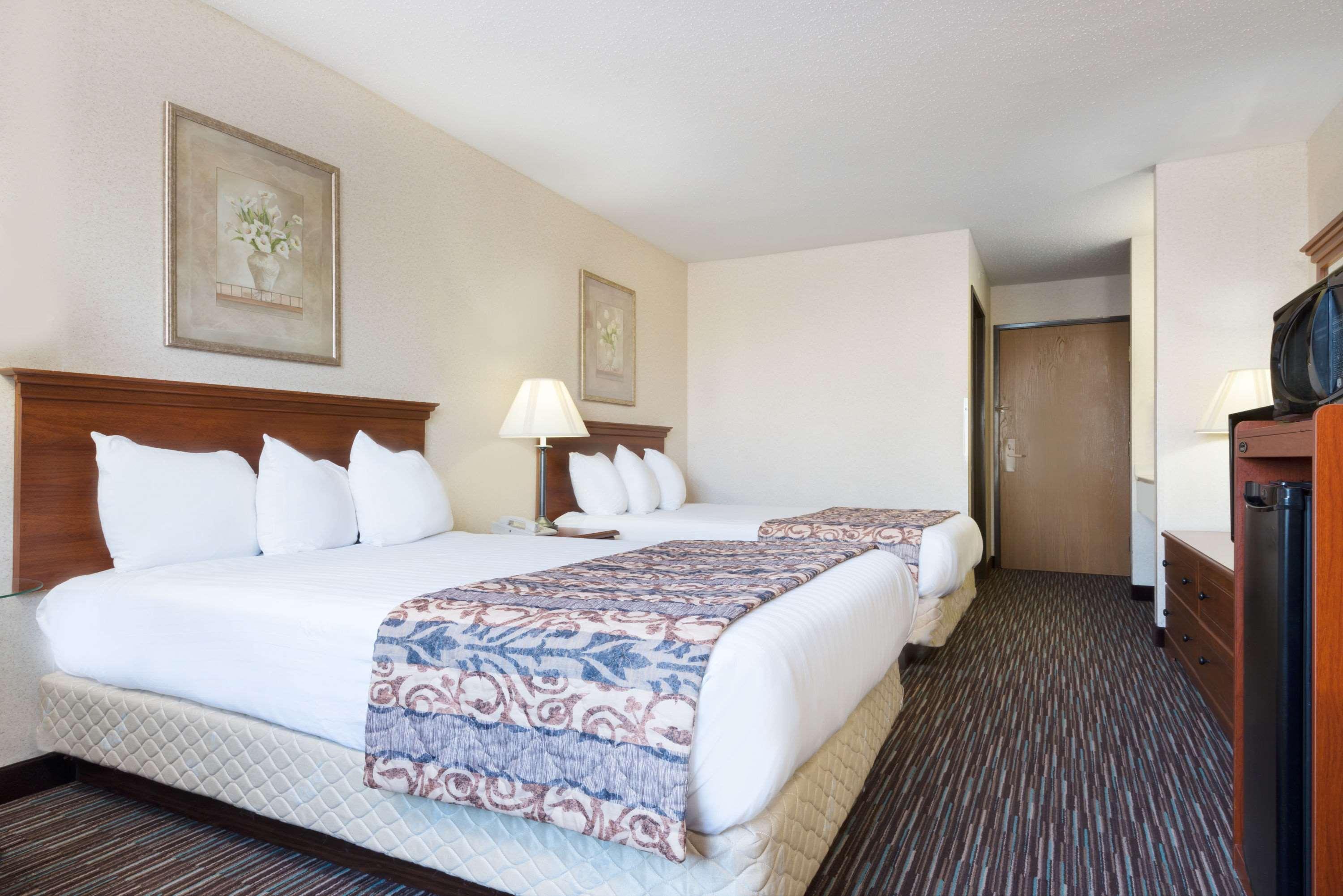 Hotel Baymont By Wyndham Columbus/Rickenbacker Esterno foto