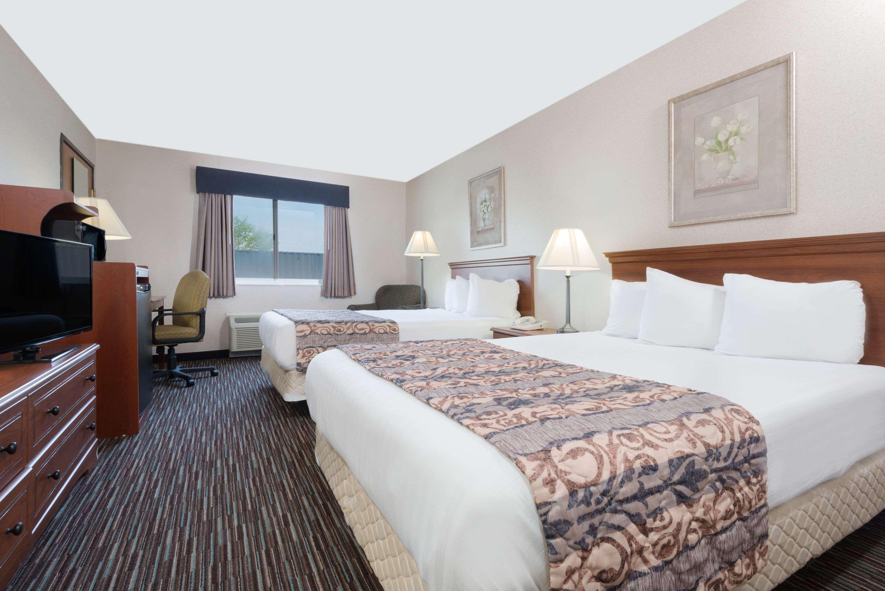 Hotel Baymont By Wyndham Columbus/Rickenbacker Esterno foto