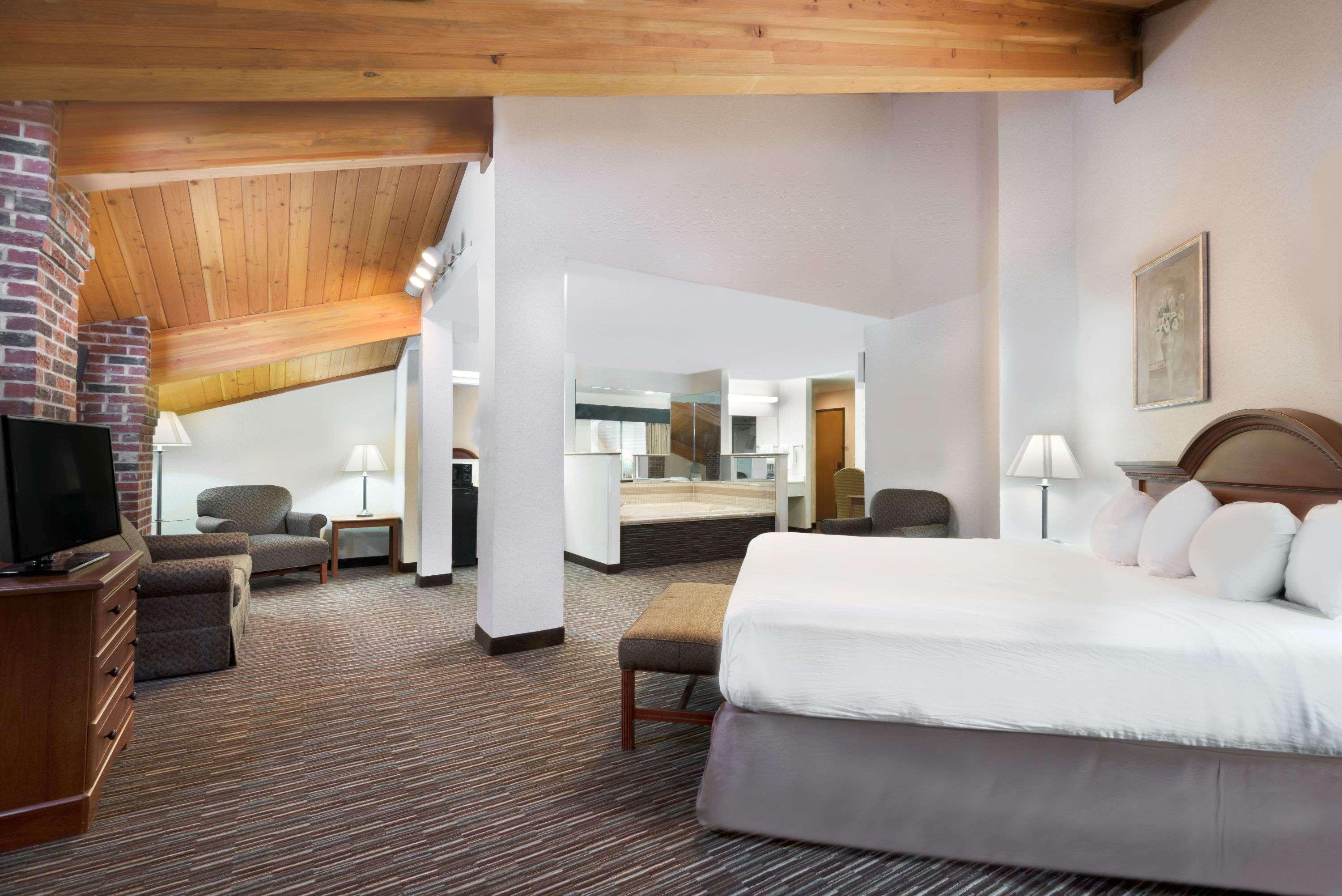 Hotel Baymont By Wyndham Columbus/Rickenbacker Esterno foto