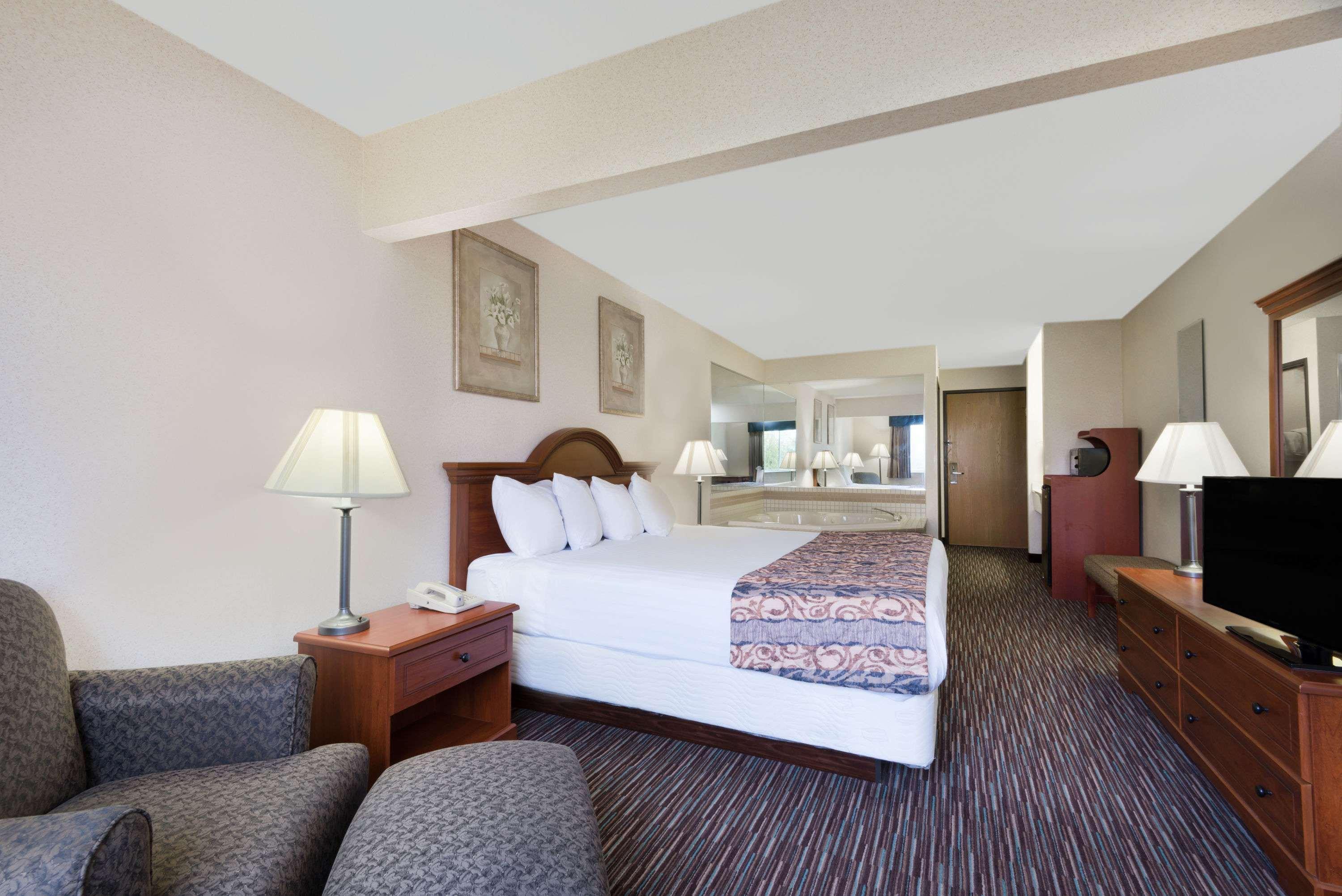Hotel Baymont By Wyndham Columbus/Rickenbacker Esterno foto