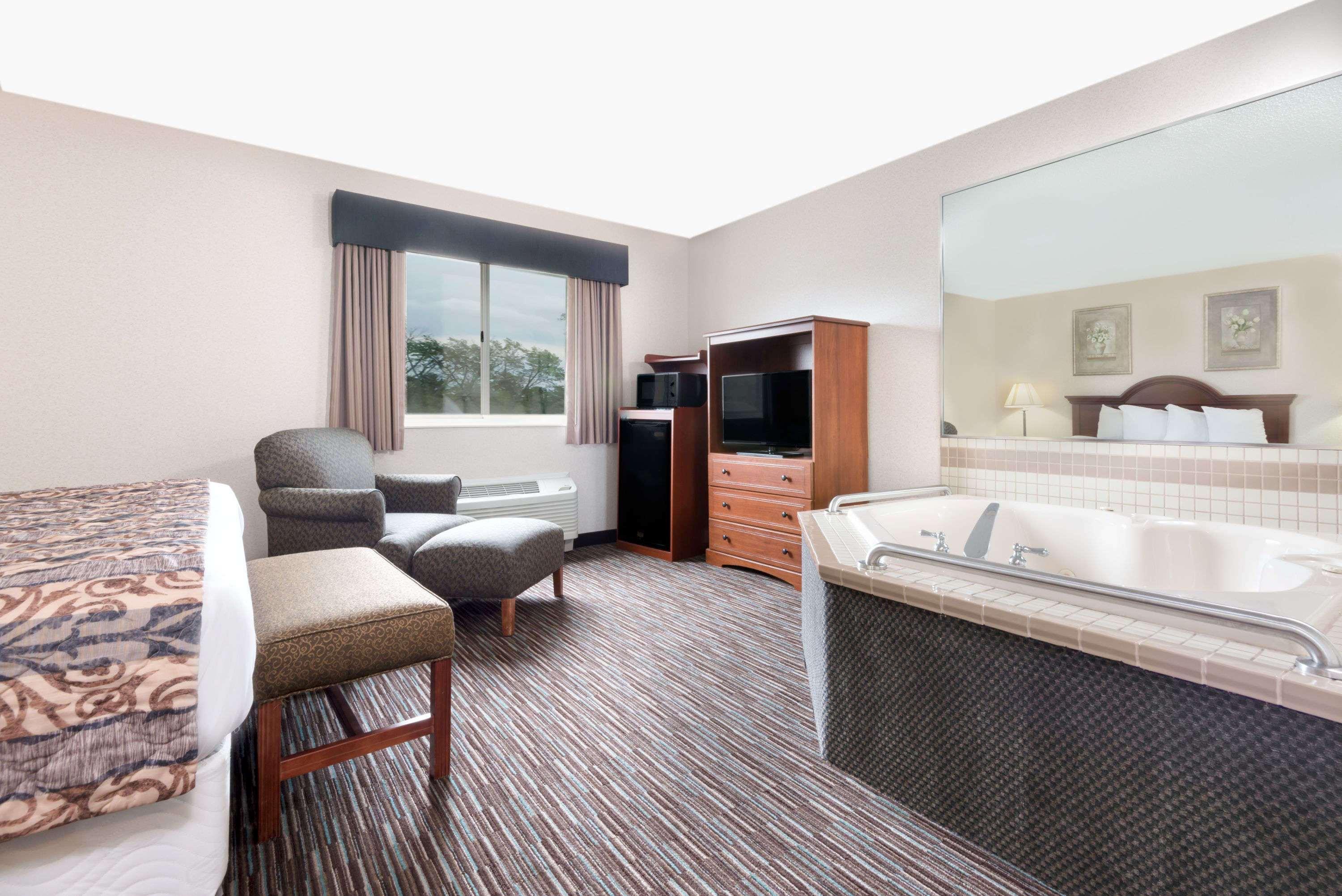 Hotel Baymont By Wyndham Columbus/Rickenbacker Esterno foto