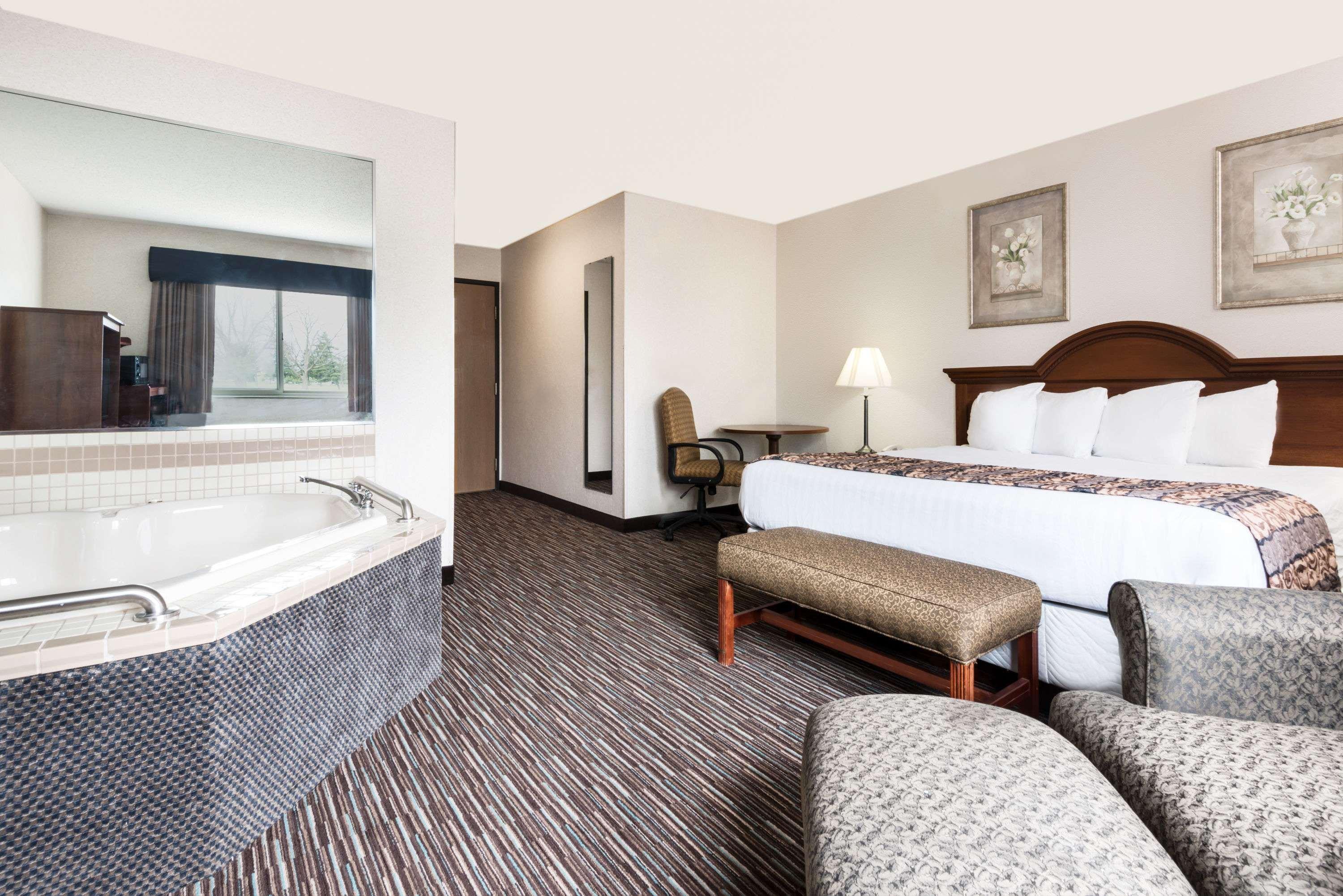 Hotel Baymont By Wyndham Columbus/Rickenbacker Esterno foto