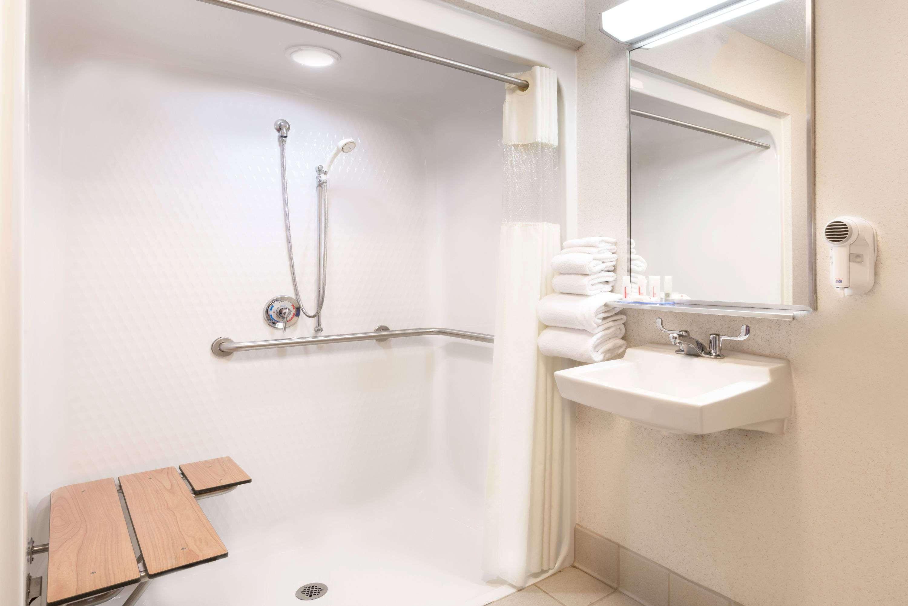 Hotel Baymont By Wyndham Columbus/Rickenbacker Esterno foto