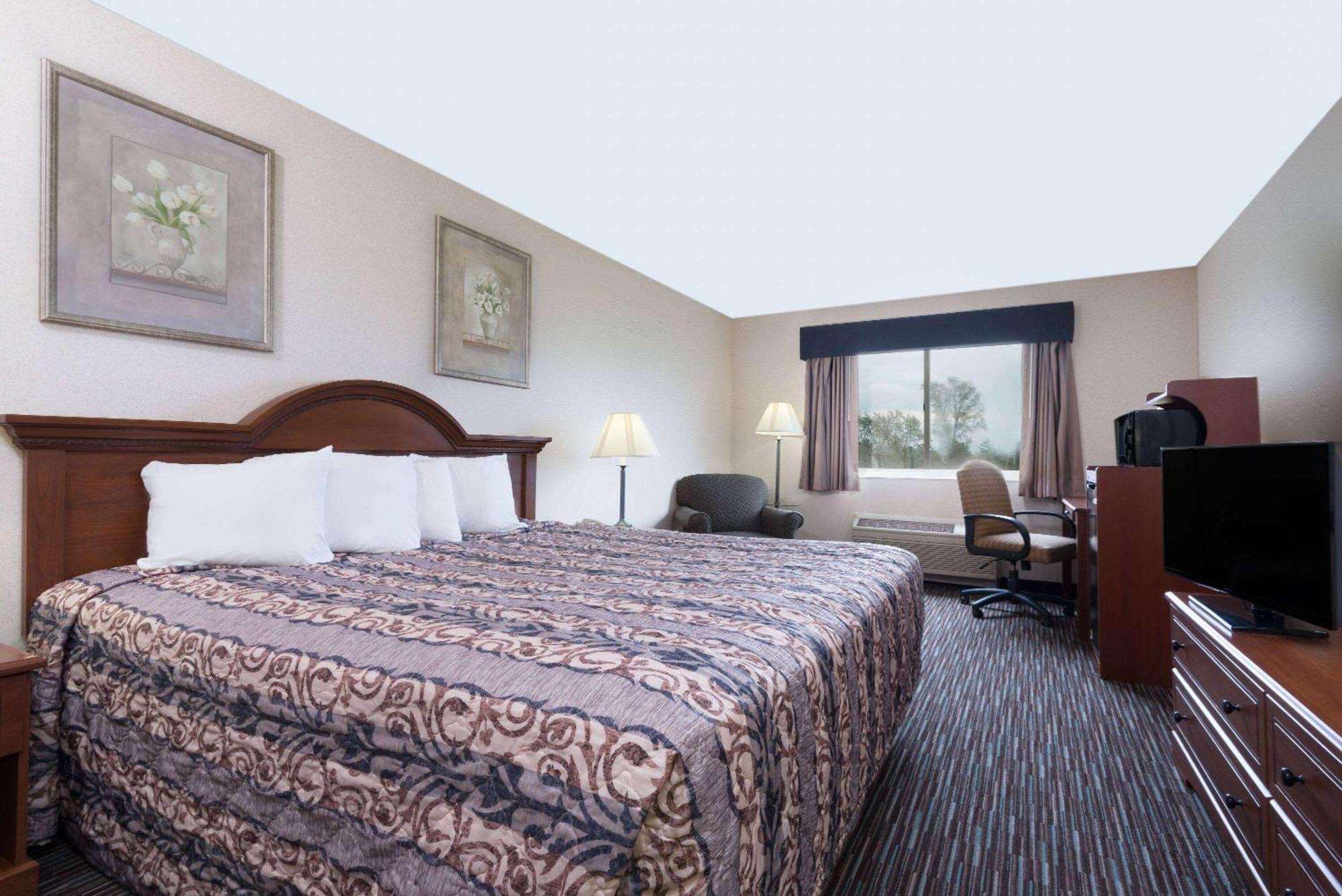 Hotel Baymont By Wyndham Columbus/Rickenbacker Esterno foto