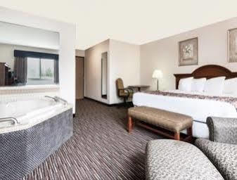 Hotel Baymont By Wyndham Columbus/Rickenbacker Esterno foto