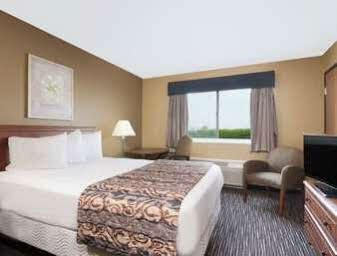 Hotel Baymont By Wyndham Columbus/Rickenbacker Esterno foto