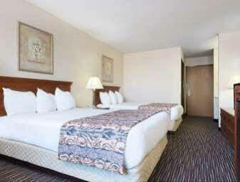Hotel Baymont By Wyndham Columbus/Rickenbacker Esterno foto