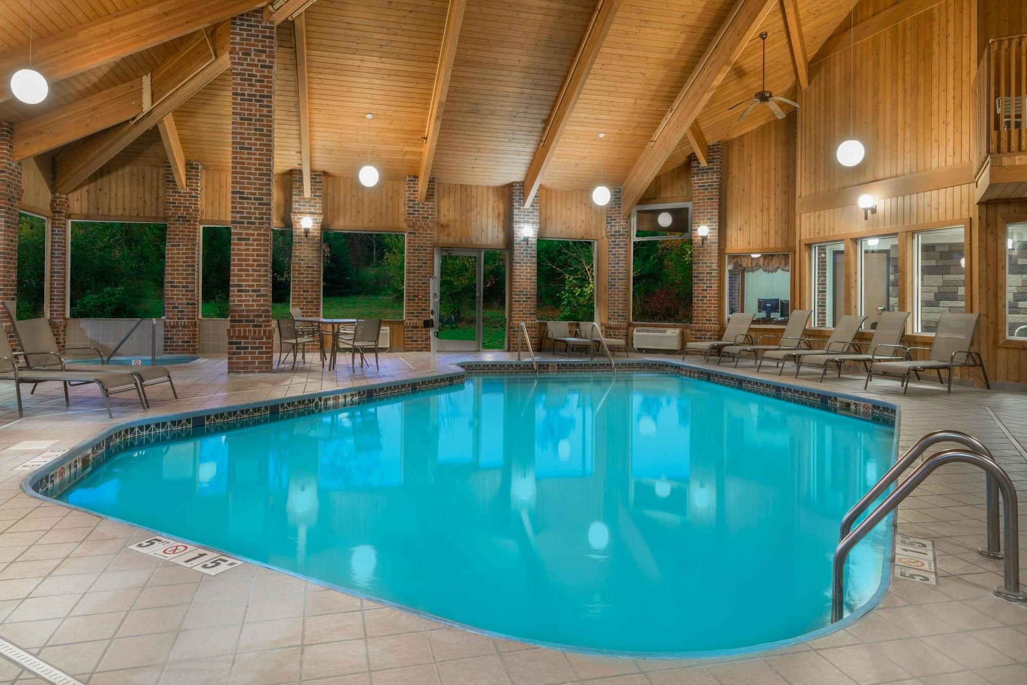 Hotel Baymont By Wyndham Columbus/Rickenbacker Esterno foto
